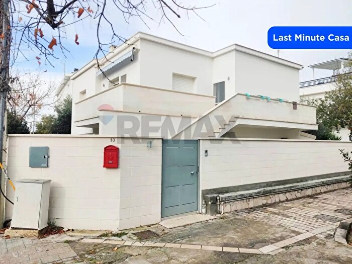 Casa con 10 locali in vendita in Viale delle Palme, Manfredonia