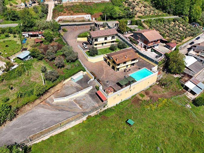 Casa con 20 locali in vendita in Gavignano
