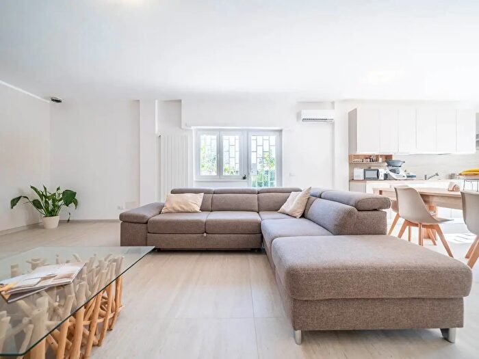 Casa con 7 locali in vendita in Via Monte Cervino, Guidonia Montecelio