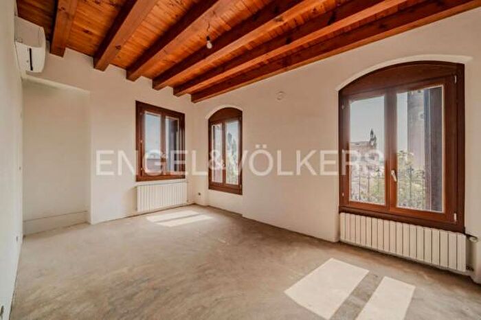 Appartamento con 5 locali in vendita in Piazza Balbi Valier, Pieve Di Soligo