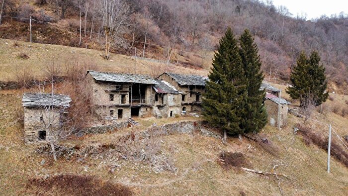 Casa con 10 locali in vendita in Borgata ai Stabi, Paesana