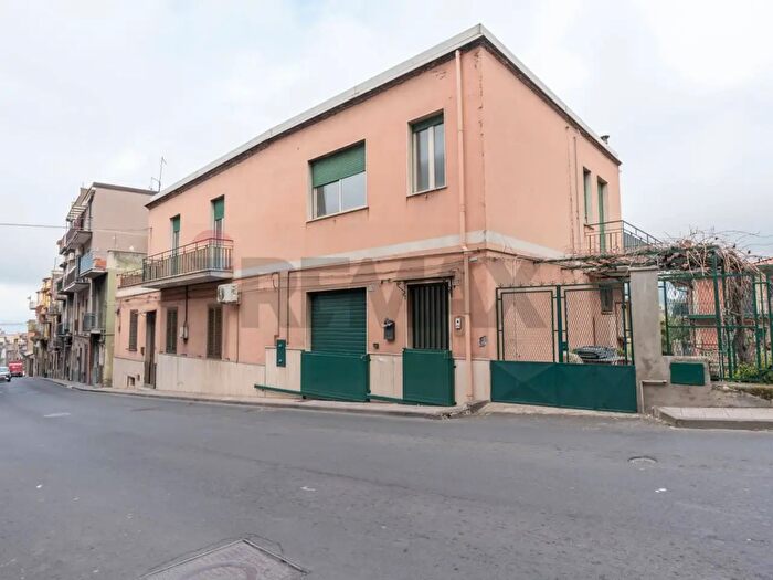 Casa con 7 locali in vendita in Via Messina, Bronte