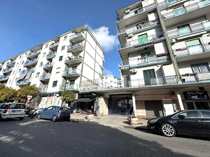 Appartamento trilocale in vendita in Via dell'Epomeo, Napoli