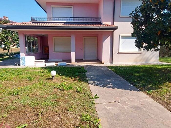 Casa con 6 locali in affitto in Via canton, Centro, Grisignano di Zocco