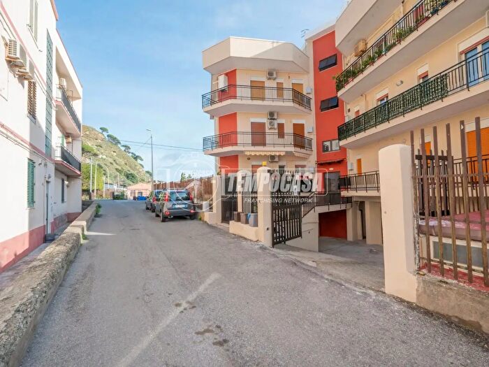Appartamento trilocale in vendita in Località Giampilieri Marina, Messina