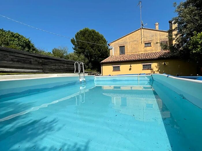 Casa con 9 locali in vendita in Offagna