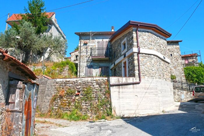 Casa con 7 locali in vendita in Fivizzano