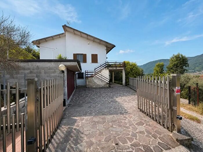 Casa trilocale in vendita in Frazione Aguzzo, Stroncone