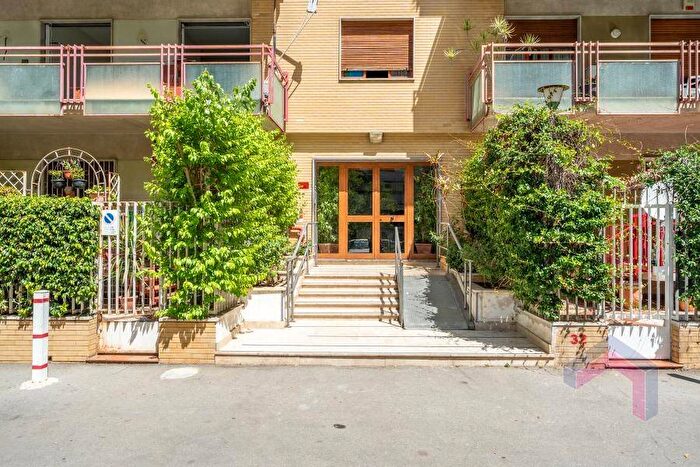 Appartamento con 6 locali in affitto in Viale Croce Rossa, De Gasperi Croce Rossa, Palermo