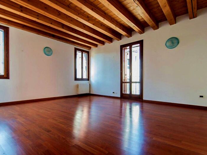 Appartamento con 5 locali in affitto in Contra Santi Apostoli, Centro Storico, Vicenza