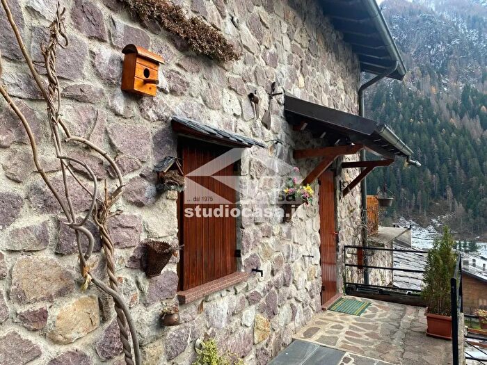 Casa trilocale in vendita in Via Antonio Locatelli, Carona