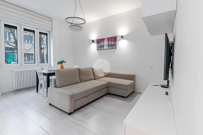 Appartamento trilocale in vendita in Via Giambellino, Milano