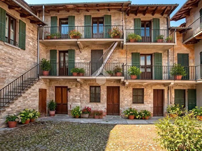 Appartamento con 9 locali in vendita in Via C Diana, Galliate