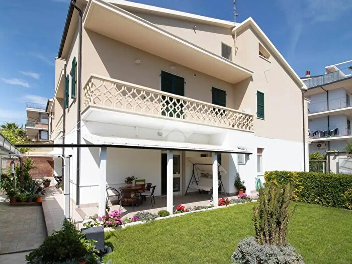 Appartamento con 5 locali in vendita in Via Gaetano Doninzetti, Roseto Degli Abruzzi