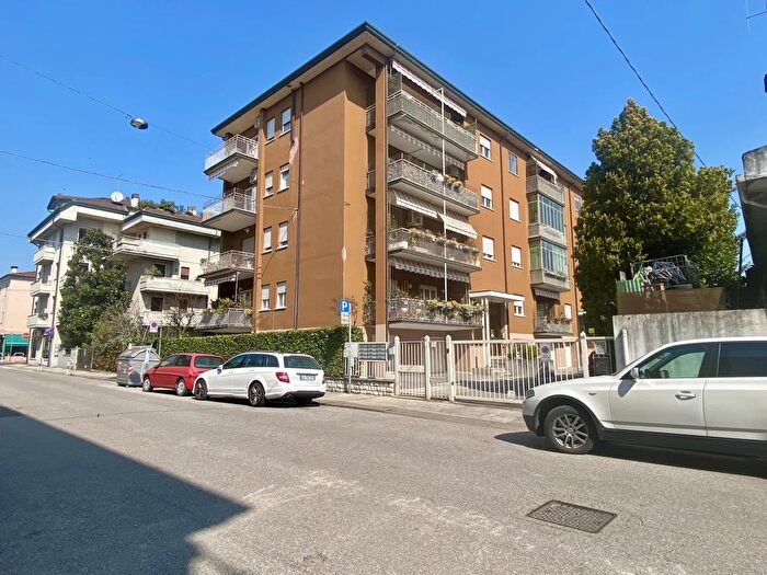 Appartamento quadrilocale in vendita in Via dei Mille, Vicenza