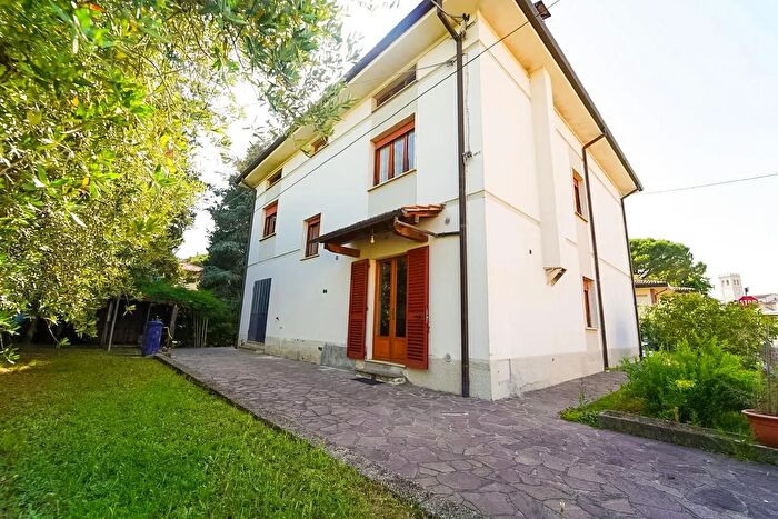 Casa con 10 locali in vendita in Via Dante Alighieri, Larciano