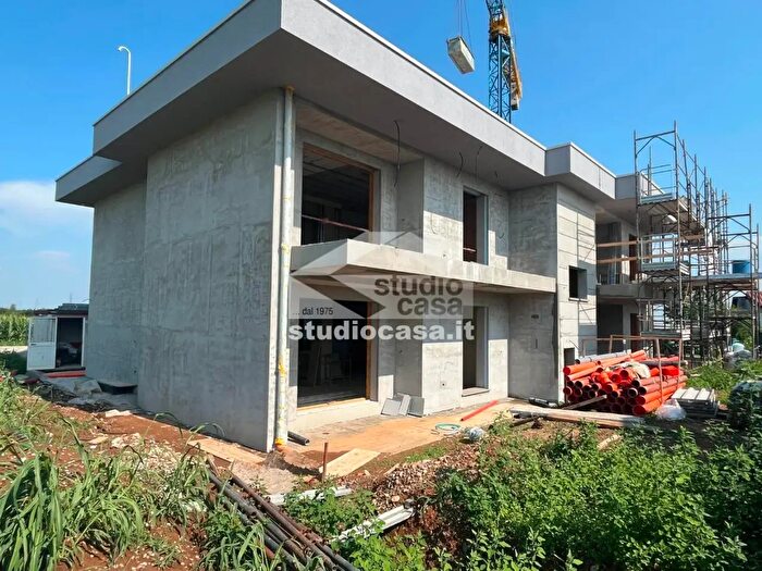 Appartamento quadrilocale in vendita in Via Roma, Azzano San Paolo