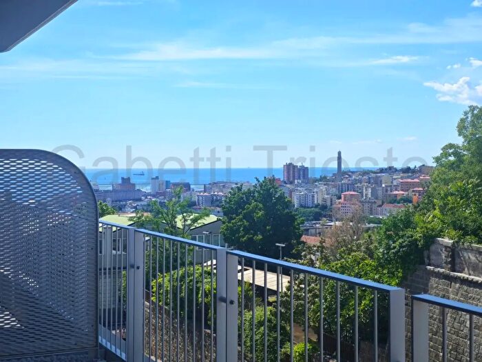 Appartamento trilocale in vendita in Via Costalunga, Trieste