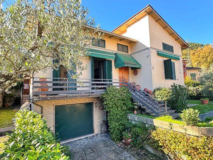 Casa con 10 locali in vendita in Via Val di Bisenzio, Vaiano