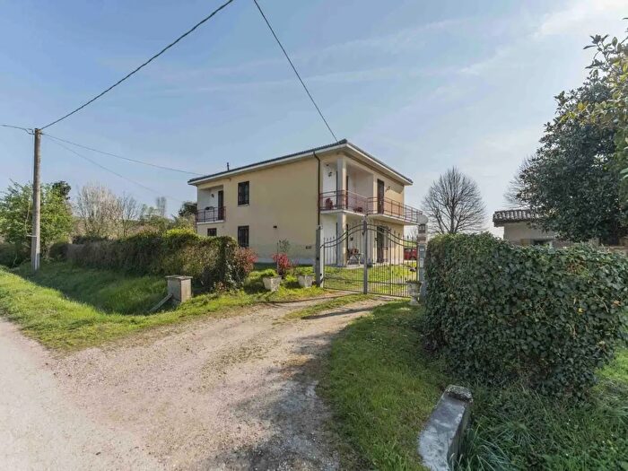 Casa con 6 locali in vendita in Via Guazzatoio, Galliera