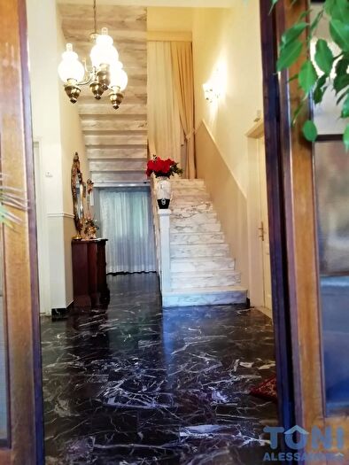 Casa con 8 locali in affitto in Empoli