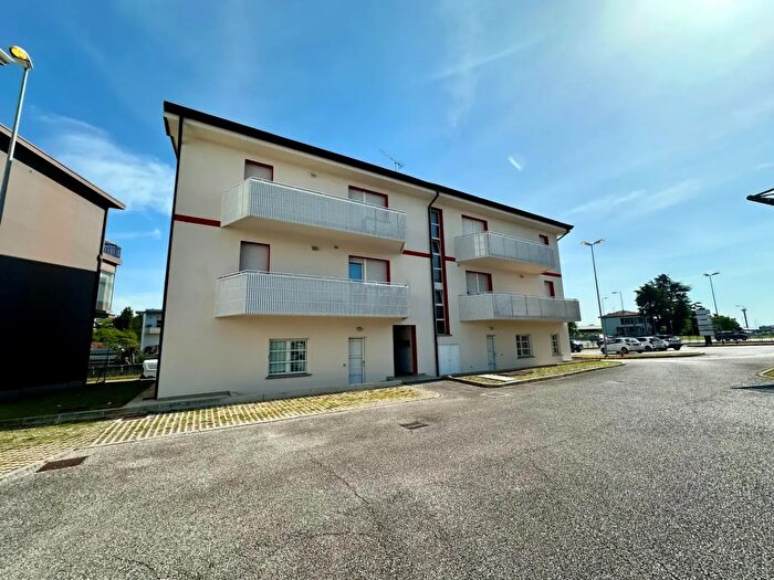 Appartamento con 9 locali in vendita in Via Giuseppe Garibaldi, Manzano