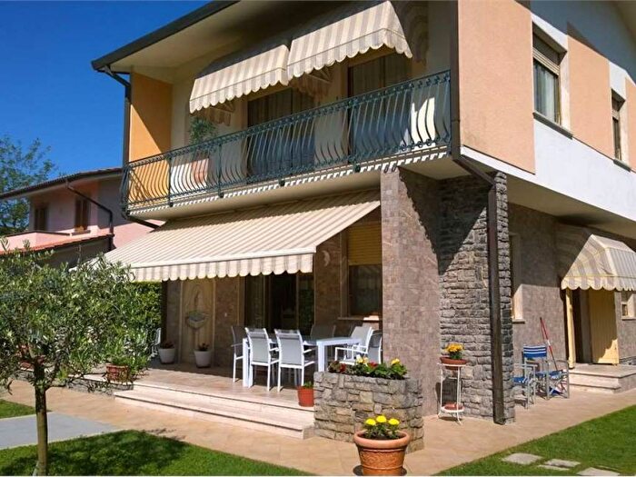 Appartamento con 6 locali in affitto in Vittoria Apuana, Forte dei Marmi