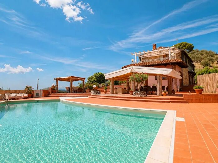 Casa con 12 locali in vendita in Massarosa