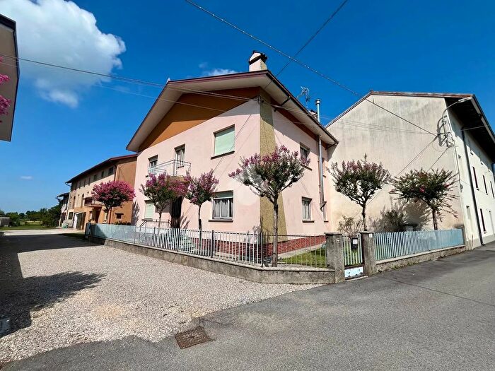 Casa con 6 locali in vendita in Via Maggiore, Basiliano