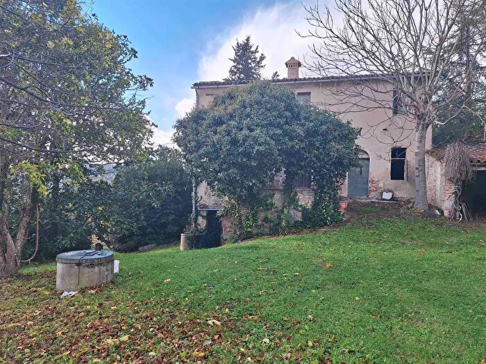 Casa con 15 locali in vendita in Treia