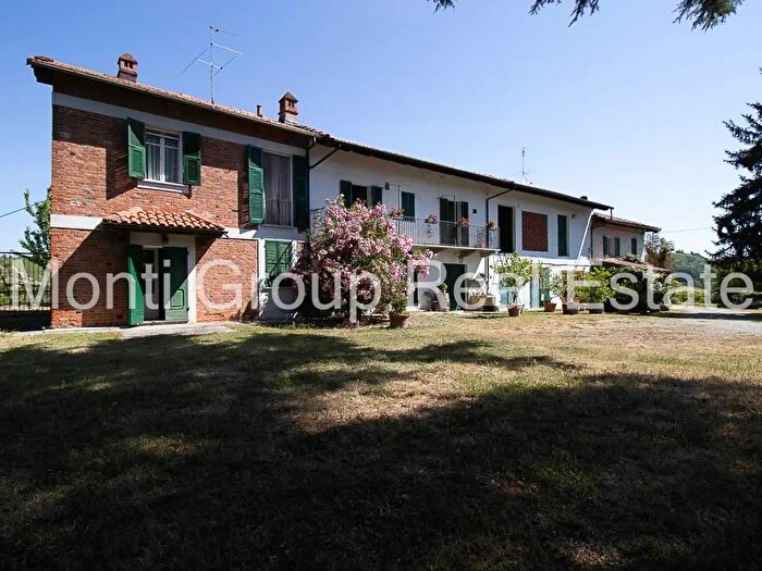 Casa con 12 locali in vendita in Strevi