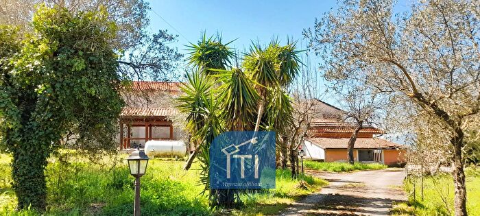 Casa con 8 locali in vendita in Via Noceromana, Cervaro