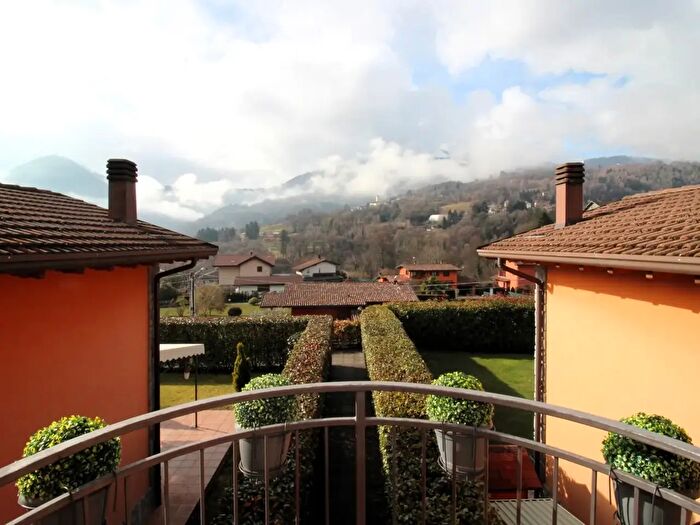 Appartamento quadrilocale in vendita in Via Roma d, Centro Valle Intelvi