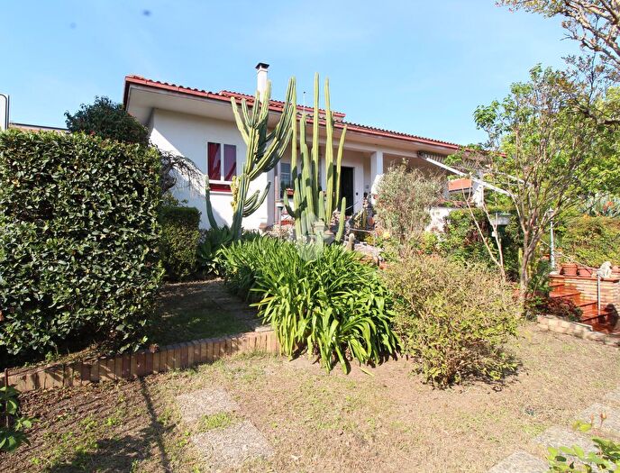 Casa con 8 locali in vendita in Via Catauli, Caserta