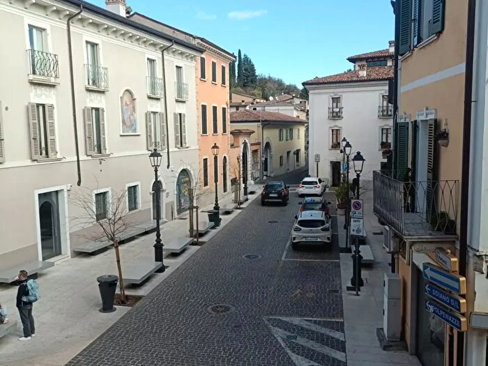 Appartamento trilocale in vendita in Via Chiesa, Padenghe Sul Garda