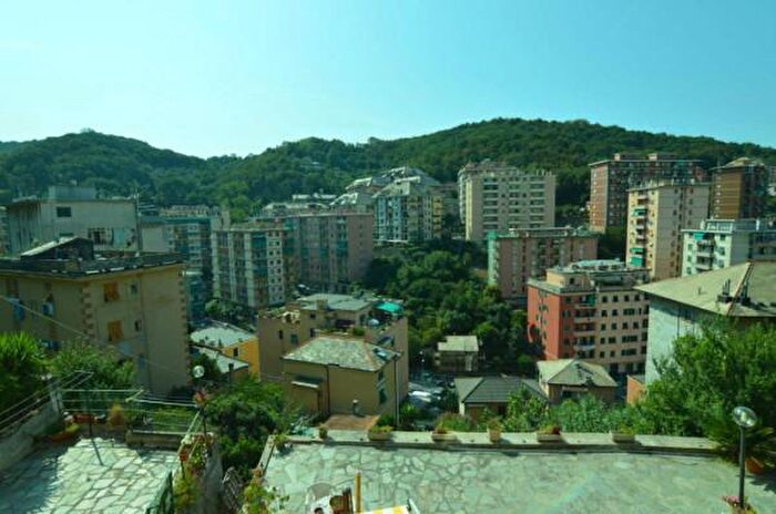 Appartamento con 6 locali in vendita in Salita Chiapparolo, Genova