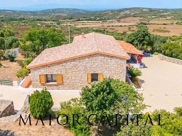 Casa con 6 locali in vendita in Santa Teresa Gallura