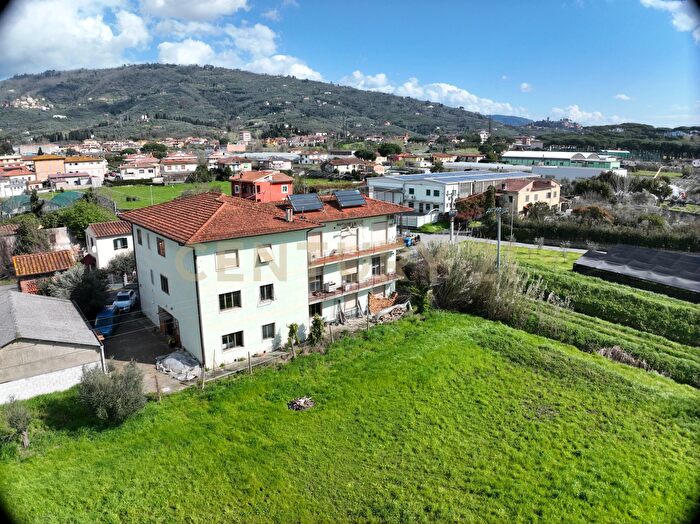 Appartamento con 12 locali in vendita in Via di Campo, Pescia