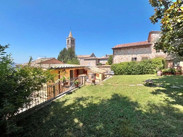 Casa con 8 locali in vendita in Via Borgo Aretino, Assisi
