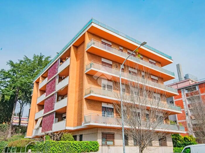 Appartamento con 5 locali in vendita in Viale dei Primati Sportivi, Roma