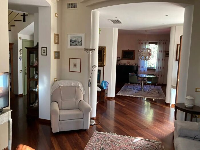 Casa con 10 locali in vendita in Fano