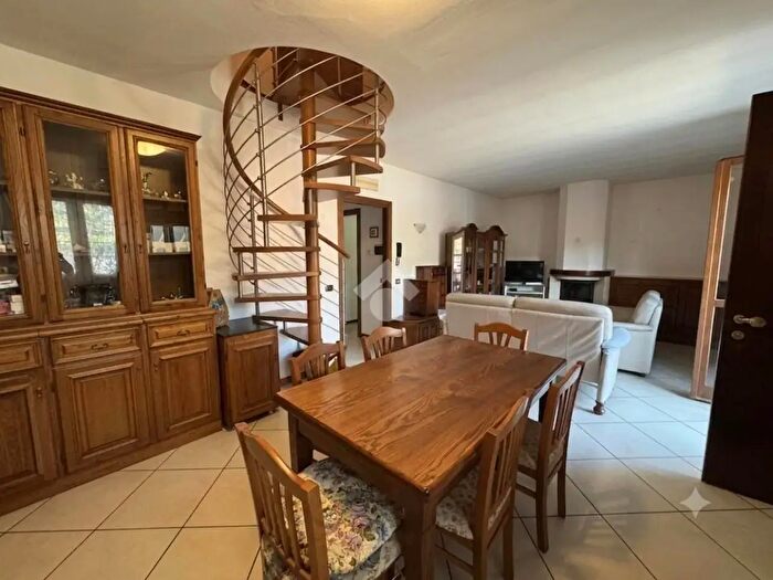Appartamento trilocale in vendita in Via San Rocco, Solto Collina