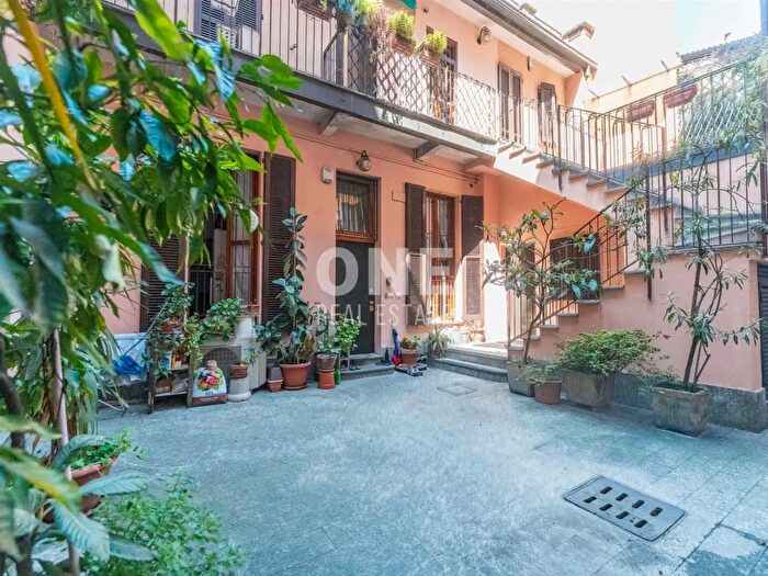 Appartamento trilocale in vendita in Via Padova, Milano