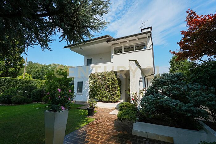 Casa con 7 locali in vendita in Via F Petrarca, Legnago