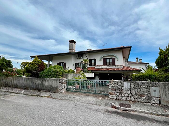 Casa con 5 locali in vendita in Grado