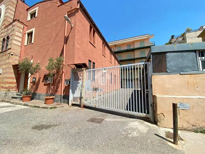 Appartamento quadrilocale in vendita in Via Giuseppe Chiaro, Pozzuoli