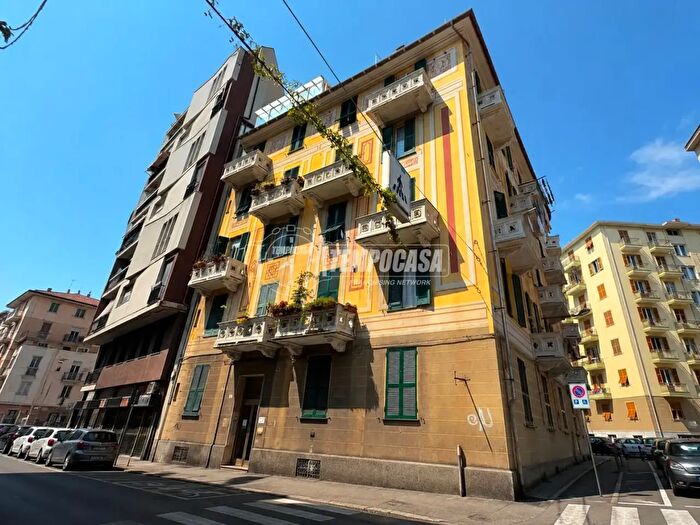 Appartamento con 5 locali in vendita in Via San Lorenzo, Savona