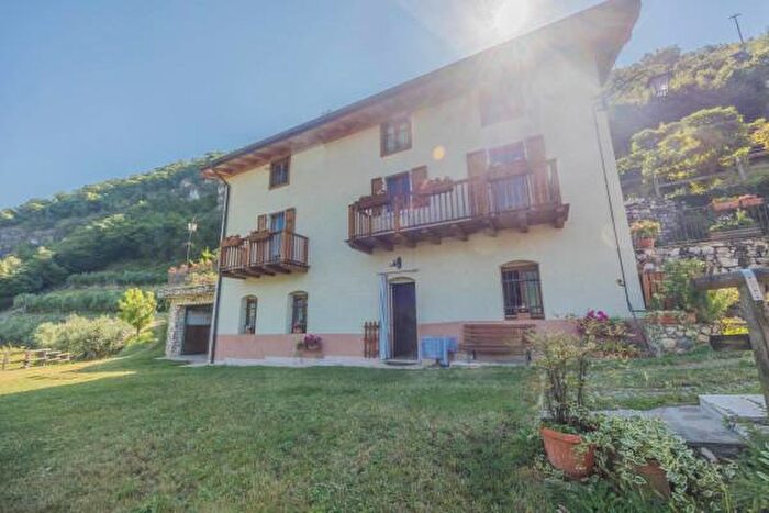 Casa con 6 locali in vendita in Via Guido Lodron, Ala