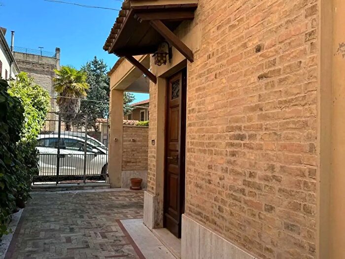 Casa con 9 locali in vendita in Osimo
