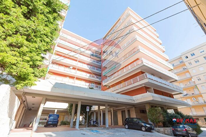 Appartamento con 8 locali in vendita in Viale Teracati, Siracusa